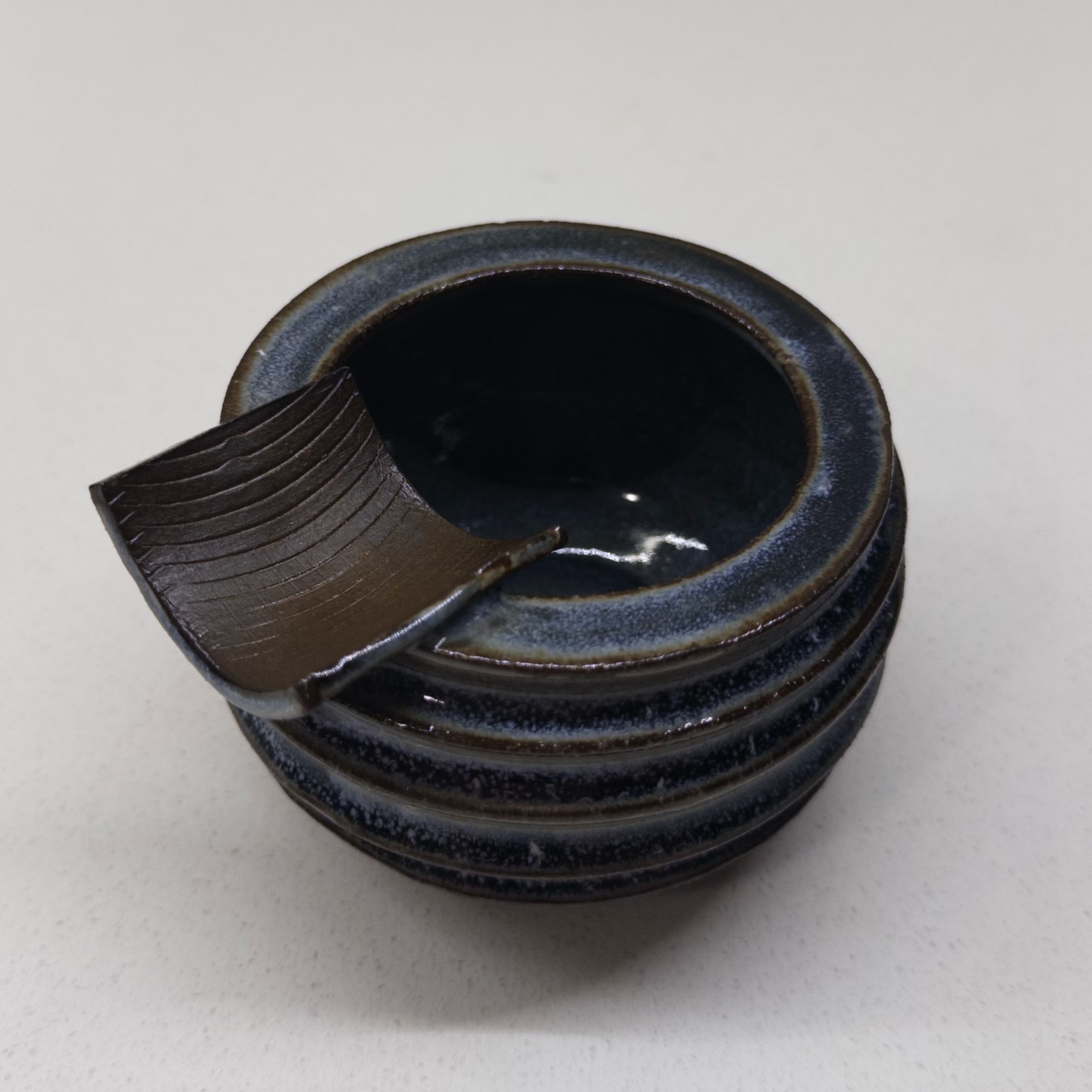 Ribbed incense holder with carved rib rest, blue-black glaze